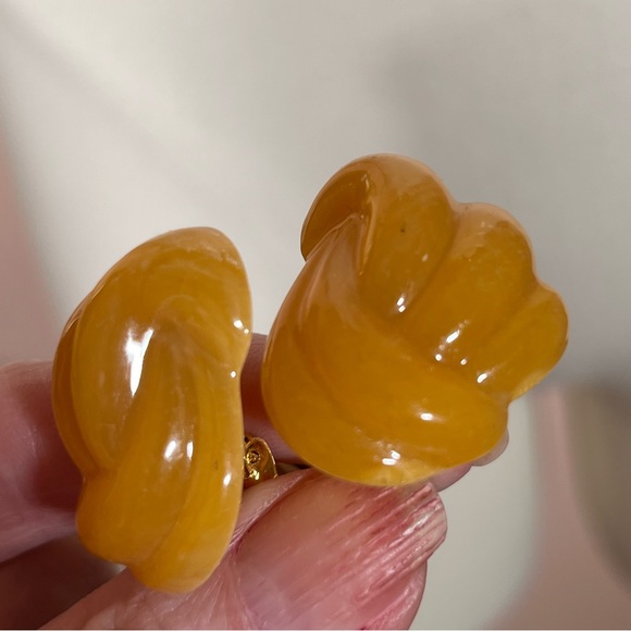 Vintage Retro Deco Lucite Plastic Oversized Amber colored Knot Clip Earrings - Picture 9 of 15